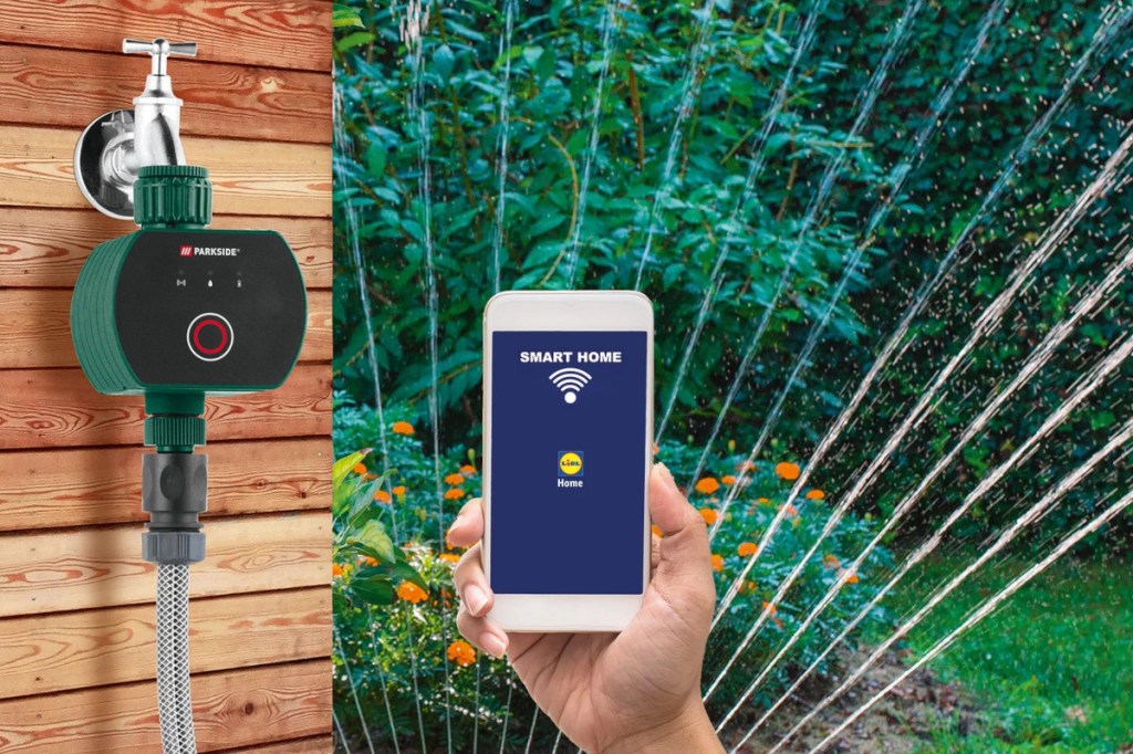 Hand hält Smartphone mit geöffneter Lidl-App vor Buschkulisse mit angestelltem Rasensprenger neben Holzwand mit Wasseranschluss mit grünem Bewässerungsventil