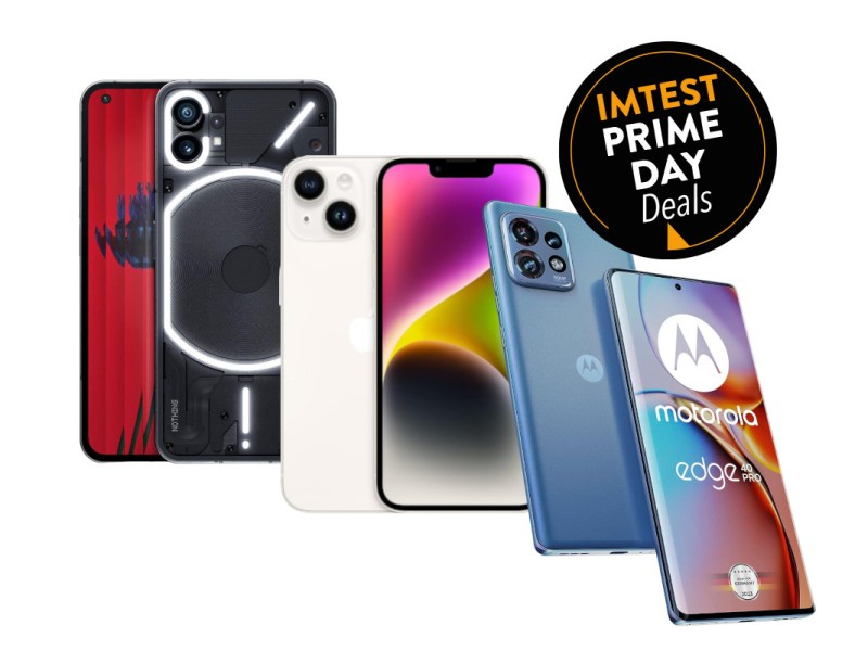 Drei verschiedene Smartphones von hinten und vorne in Stufen nach unten angeordnet auf weißem Hintergrund mit schwarzem Button rechts oben "IMTEST Prime Day Deals"