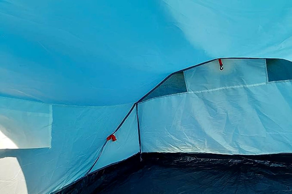 Ein blaues Zelt von innen.