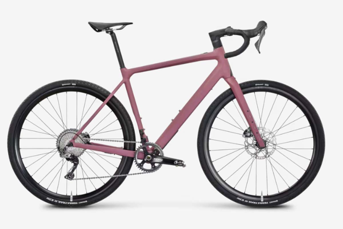 pinkes Gravelbike auf weiß-grauem Grund