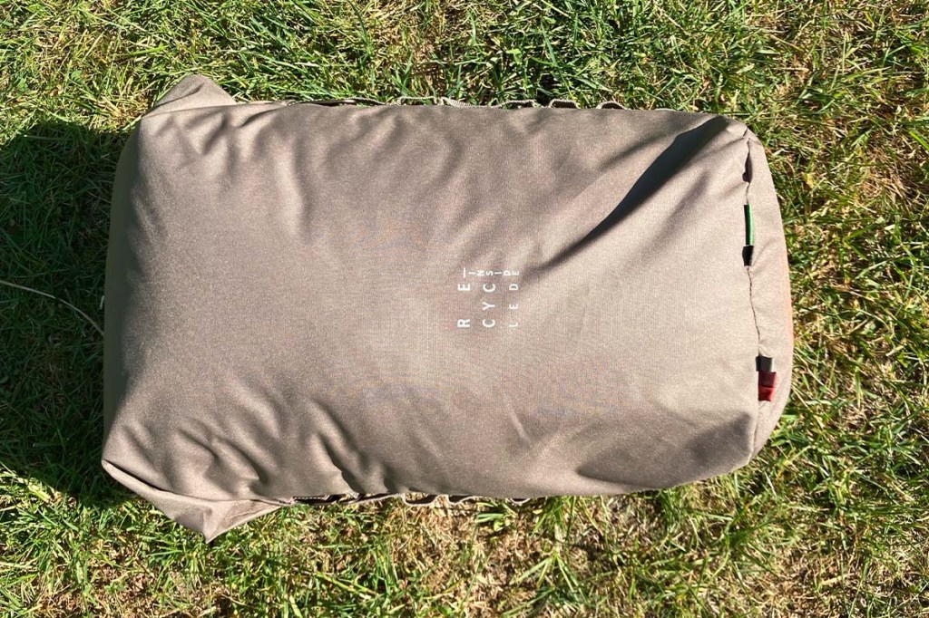 Nahaufnahme zusammengepackter Schlafsack in braunem Beutel