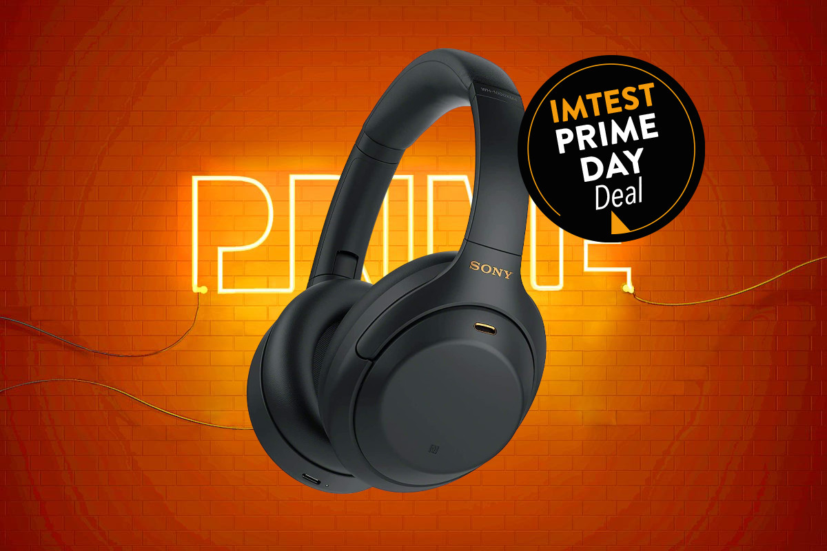 Schwarzer Bluetooth-Kopfhörer Over Ear von Sony schräg von der Seite auf orange gelben Hintergrund mit schwarzem Button oben rechts "IMTEST Prime Day Deal"