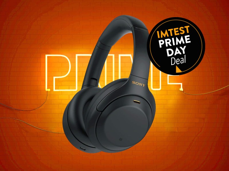 Schwarzer Bluetooth-Kopfhörer Over Ear von Sony schräg von der Seite auf orange gelben Hintergrund mit schwarzem Button oben rechts "IMTEST Prime Day Deal"