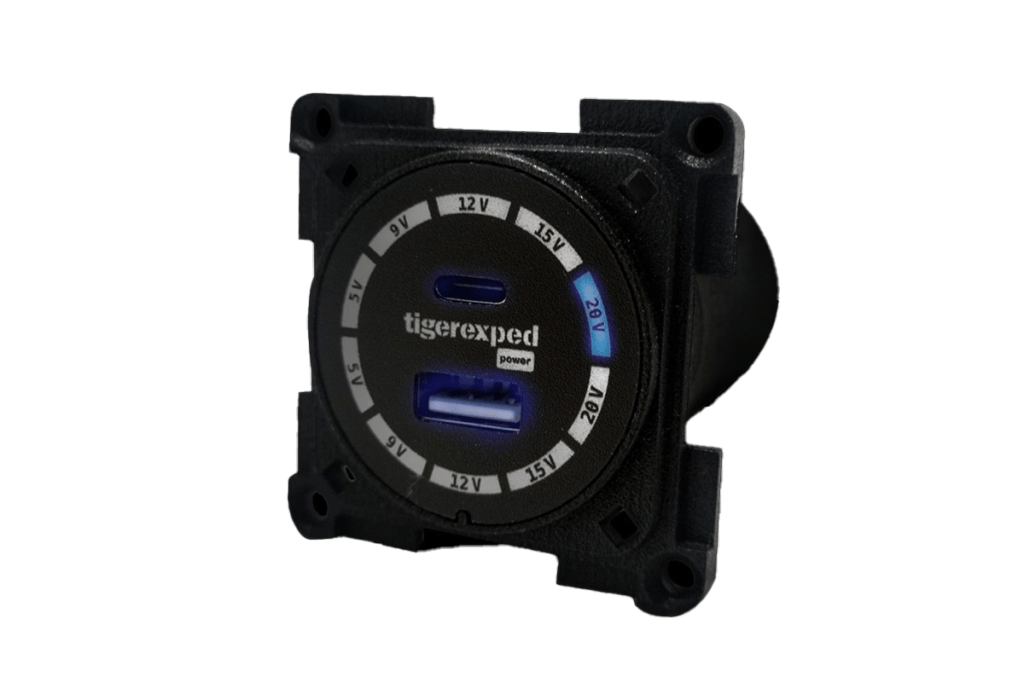 Die USB-Steckdose Convertiger 100 mit aktivierter LED-Anzeige vor weißem Hintergrund.