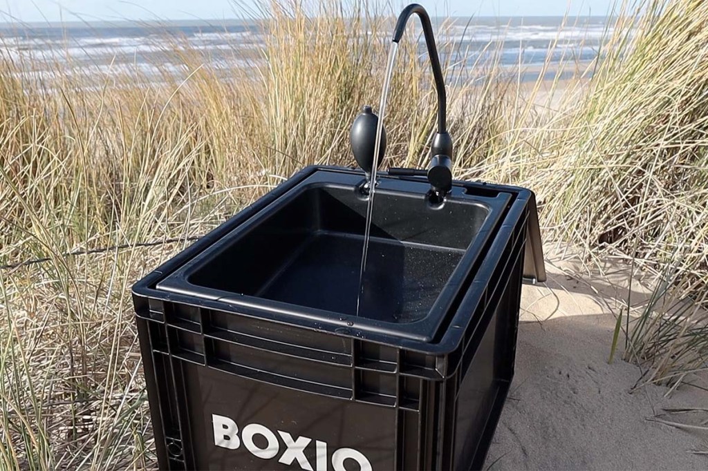 mobliles Waschbecken in den dünen stehend