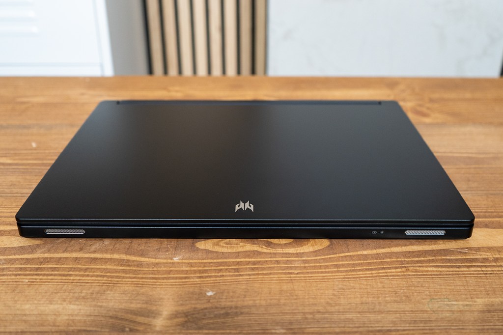 Das Gaming-Notebook Acer Triton X17 auf einem Holztisch fotografiert.