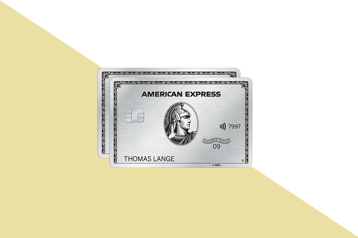 Silberne Amex Platinum Kreditkarte von vorne vor einer weiteren leicht versetzt auf gelb weißen Hintergrund