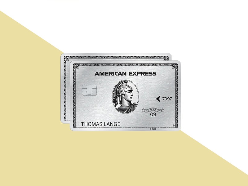 Silberne Amex Platinum Kreditkarte von vorne vor einer weiteren leicht versetzt auf gelb weißen Hintergrund