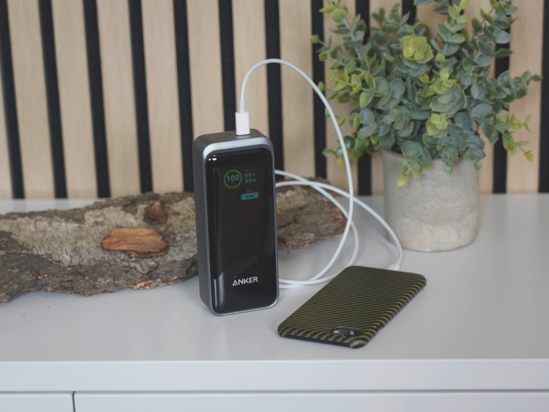 Die neue Anker 723 Powerbank läd ein Smartphone.