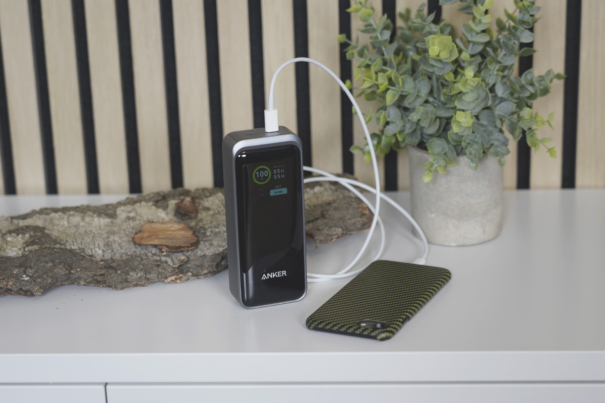 Die neue Anker 723 Powerbank läd ein Smartphone.