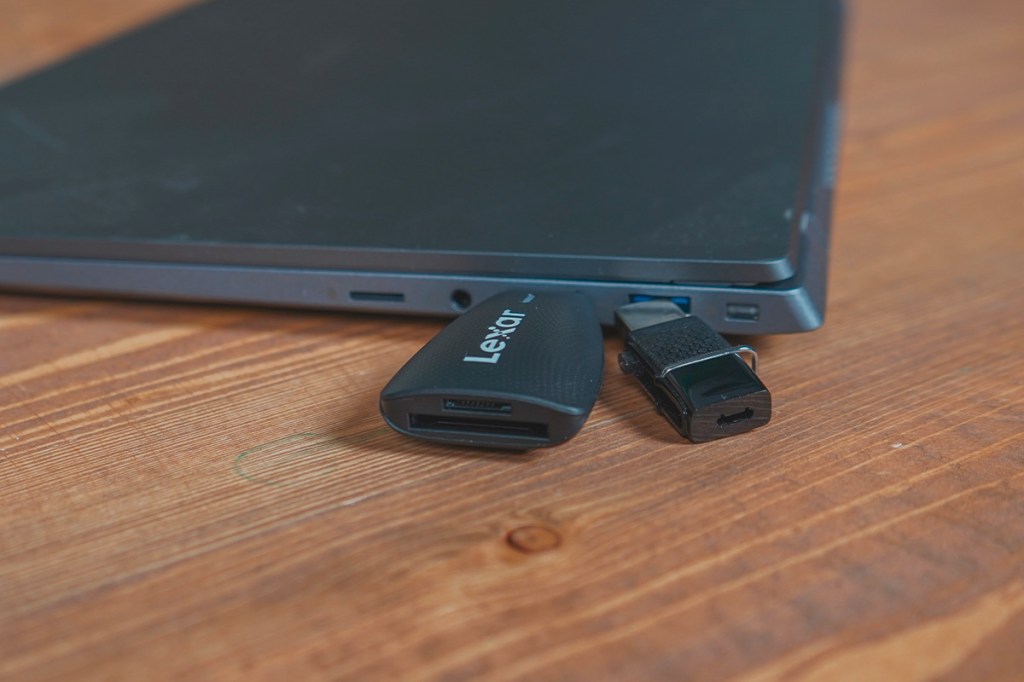 Ein breiter SD-Kartenleser mit USB Typ A Anschluss blockiert den daneben liegenden USB-Anschluss