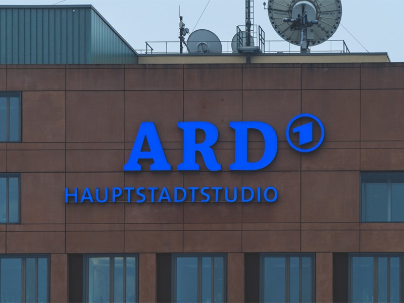 Das Logo des ARD-Hauptstadtstudios an einer Hauswand.