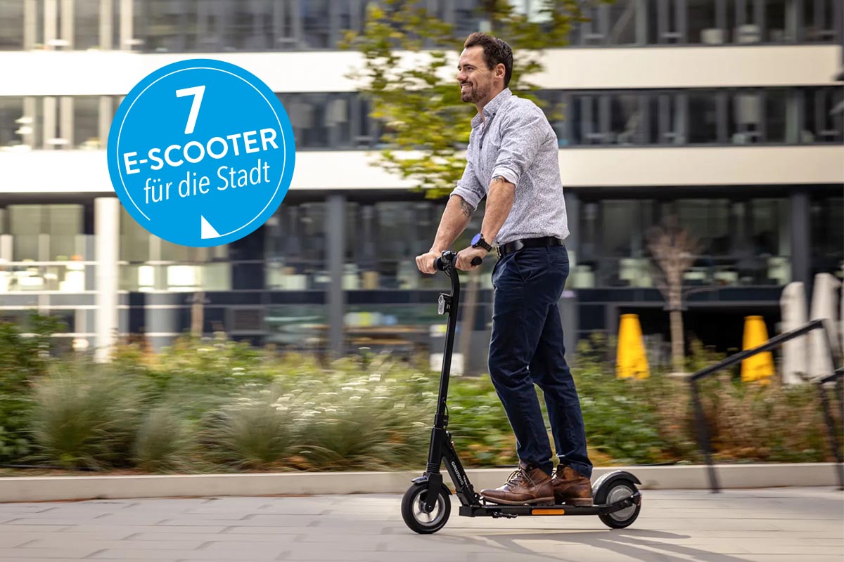 Mann auf einem E-Scooter in der Stadt.