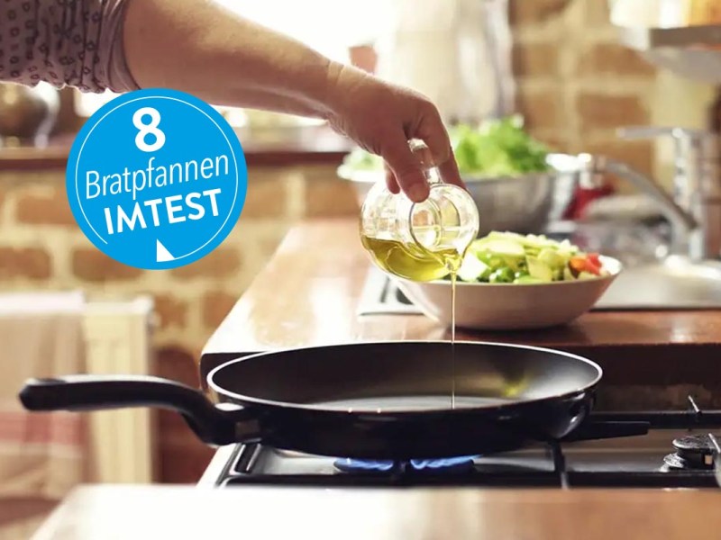 Öl wird auf Bratpfanne gekippt
