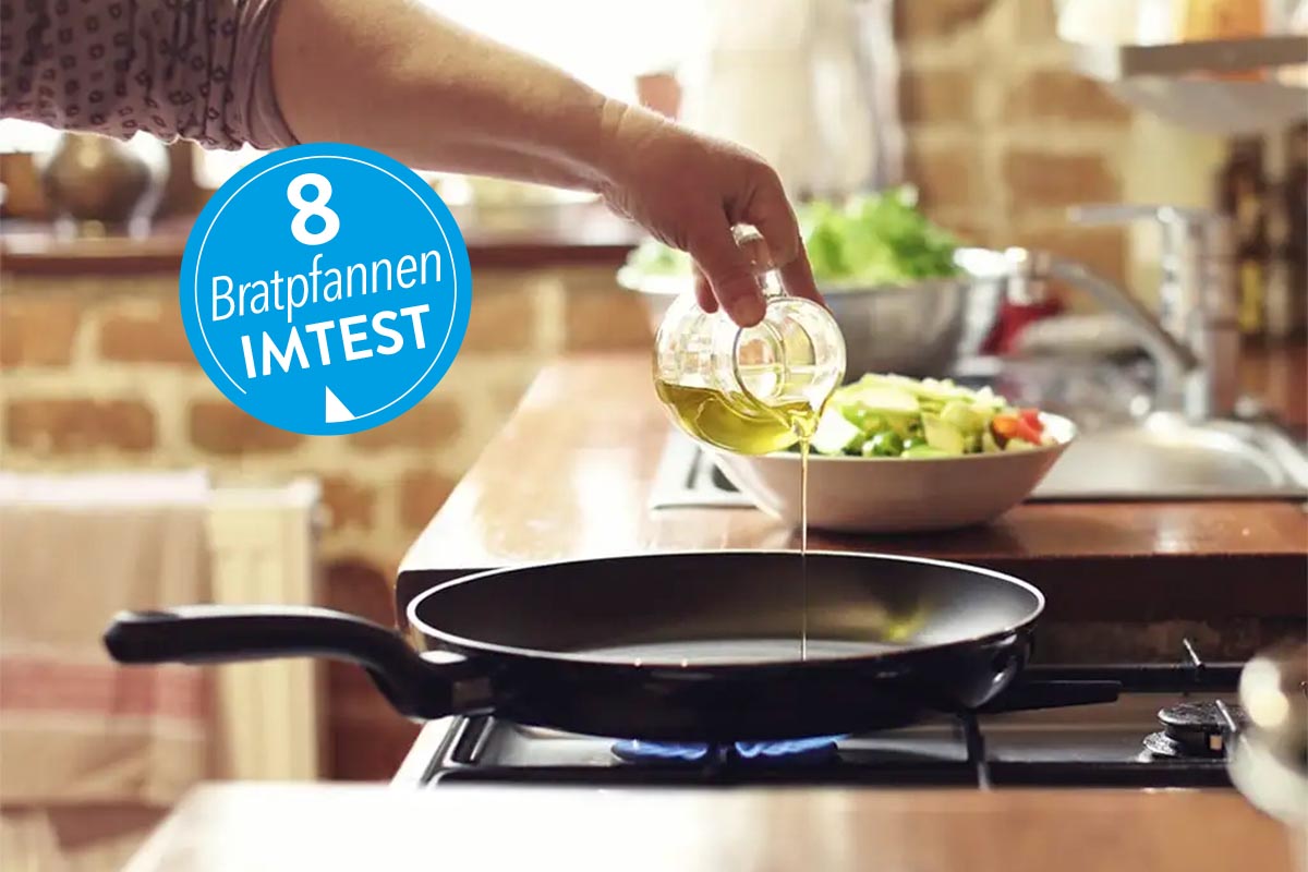 Öl wird auf Bratpfanne gekippt