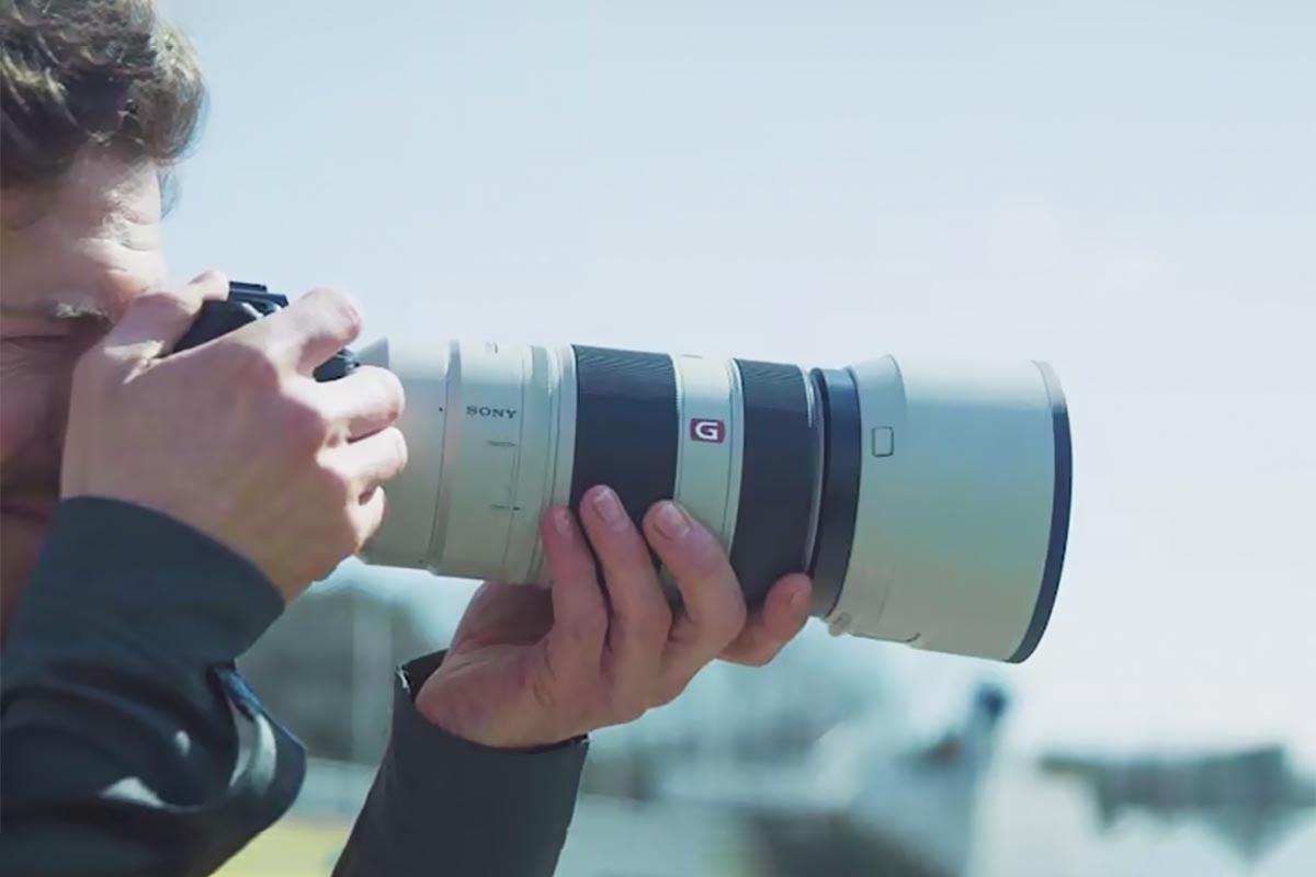 Ein Objektiv von Sony an einer Kamera, mit der ein Foto geschossen wird.