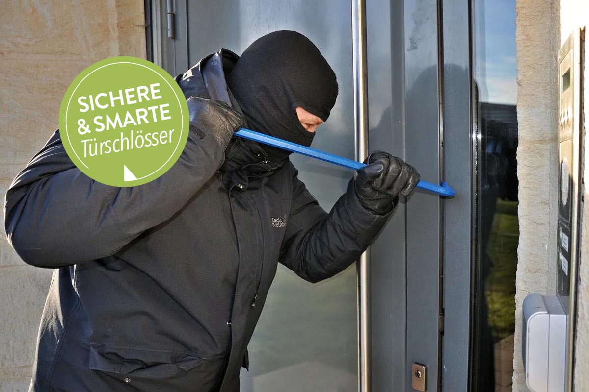 Einbrecher mit Maske an einer Haustür.