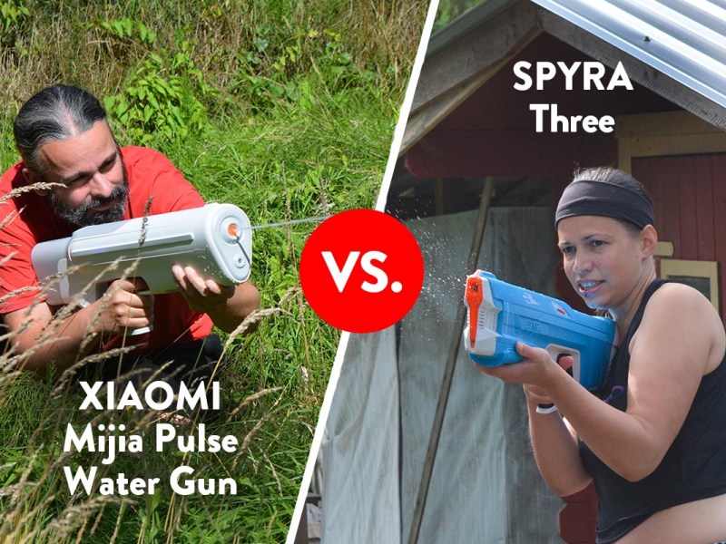 Zwei Personen mit Wasserpistolen von Xiaomi und Spyra.