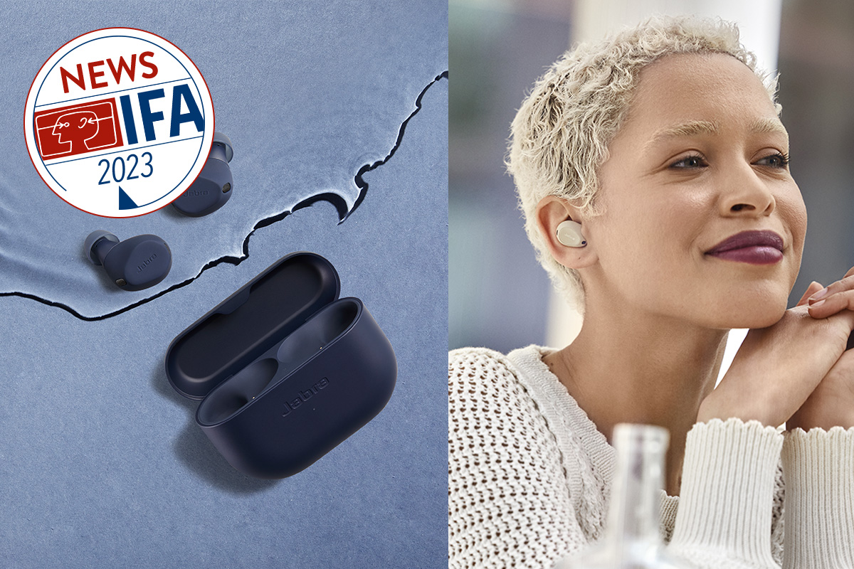 Eine Frau trägt cremefarbene Earbuds und schaut verträumt, links die Elite 8 Active-Earbuds neben ihrem Case, von oben fotografiert.