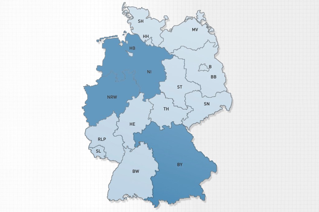 Eine Deutschlandkarte mit eingezeichneten Bundesländern, von denen NRW, Niedersachsen und Bayern farblich markiert sind.