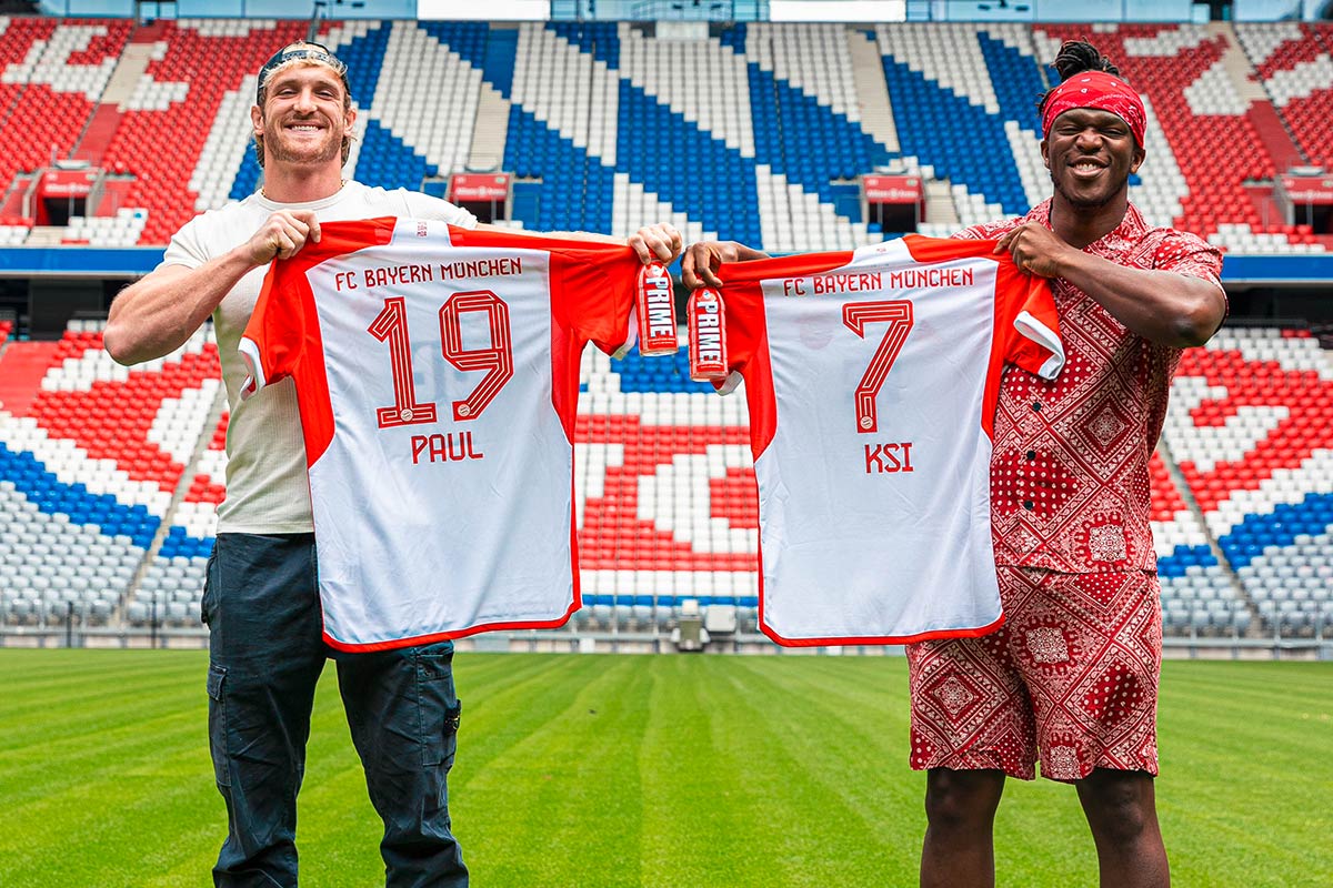 Ein Foto der beiden Influencer Logan Paul und KSI mit Trikots vom FC Bayern in den Händen.