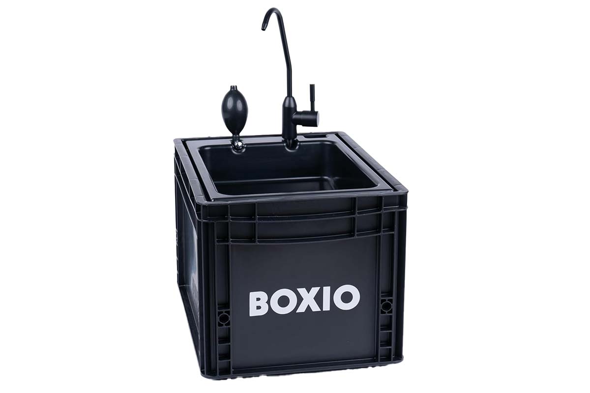 waschbecken in einer schwarzen eurobox