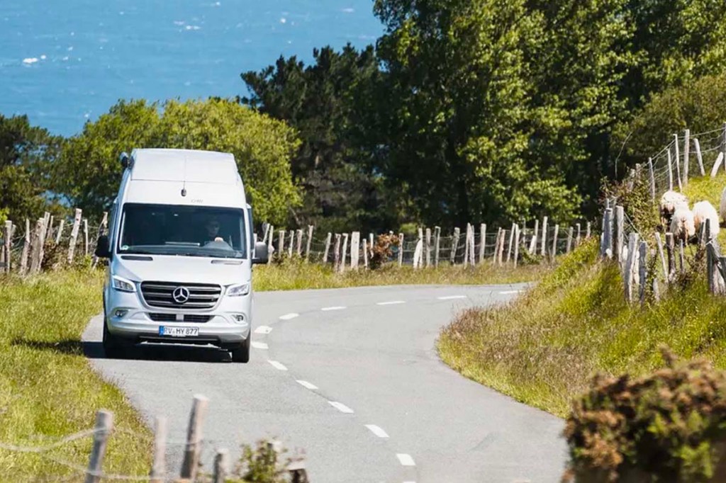 Der Grand Canyon S von Hymer auf einer Straße am Meer.