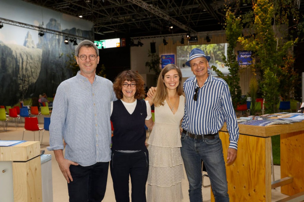 Von links nach rechts: Uwe Hamm, Janette Emerich, Kostya Abert im TraumTouren-Kino des Caravan Salon.