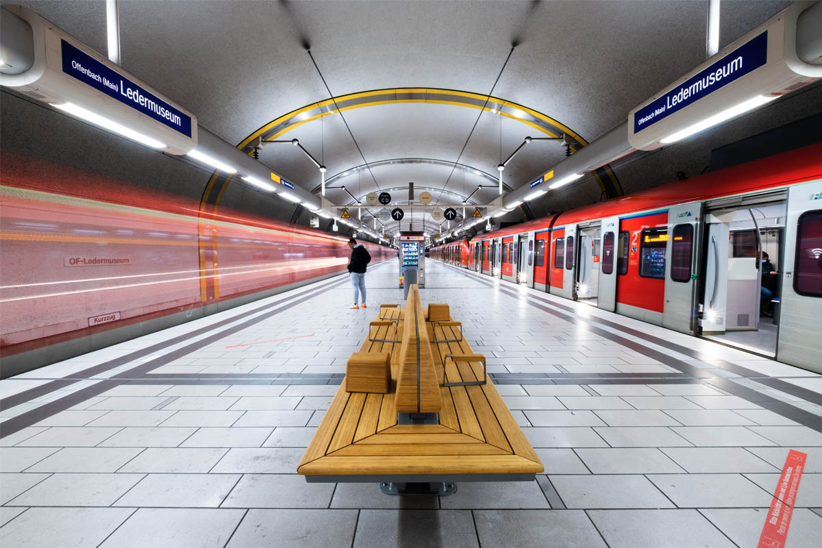 Ein Bahnsteig mit einer hölzernen Bank in der Mitte