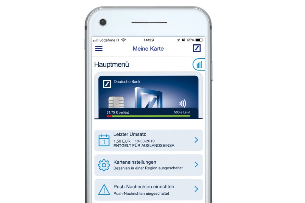 Weißes Smartphone ragt mittig ins Bild und zeigt auf Display Kreditkarten-App der Deutschen Bank in blau weiß