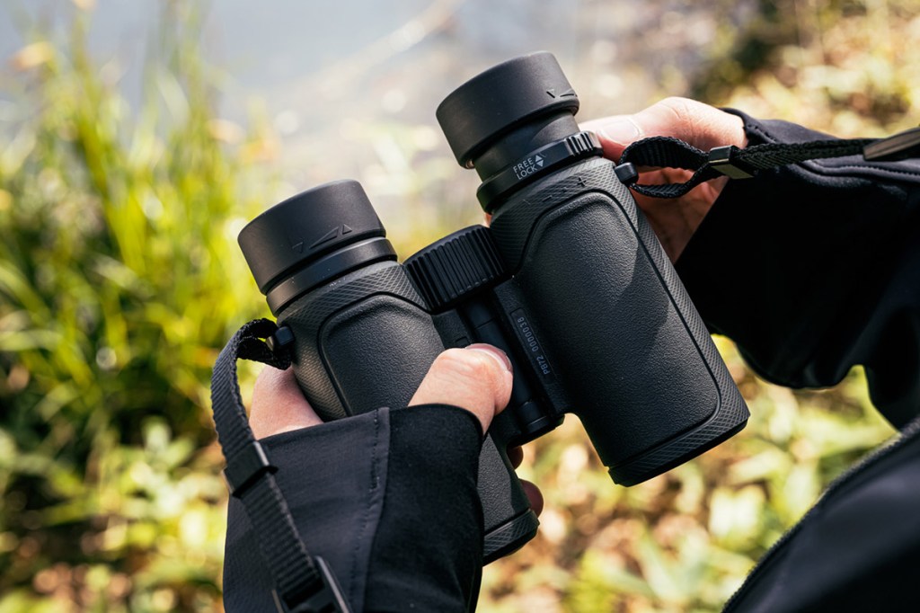 Nahaufnahme eines Nikon-Fernglases, mit Fokus auf den Dioptrienausgleich.