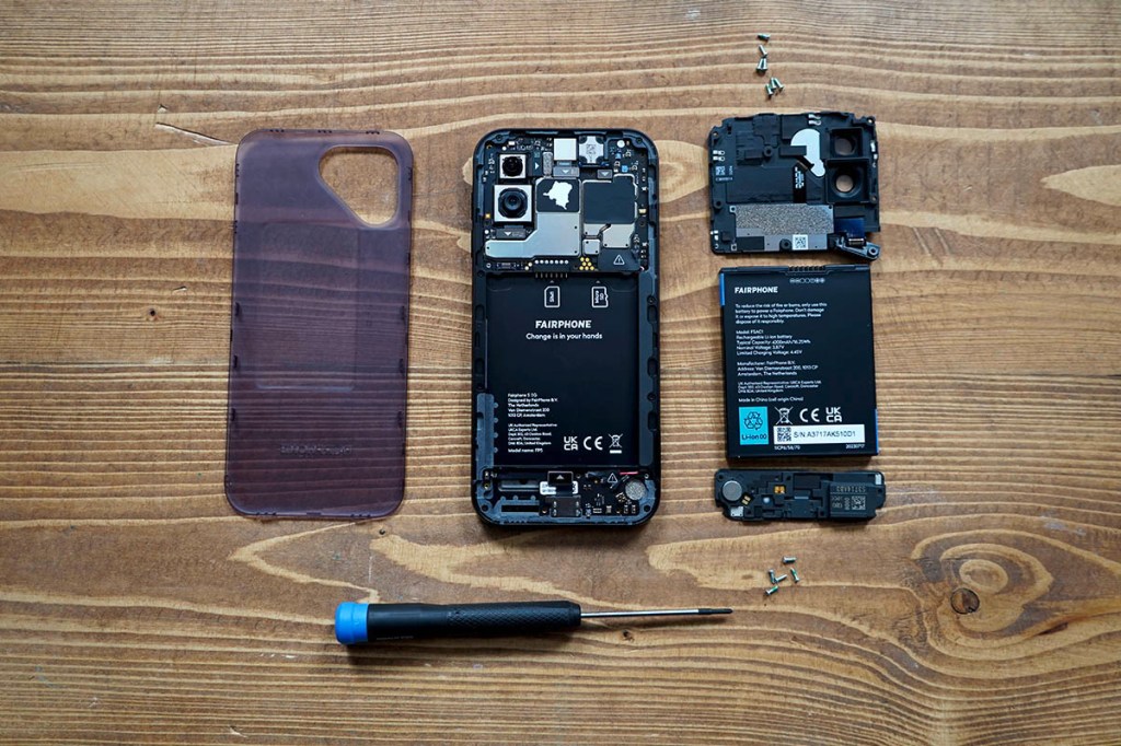 Das Fairphone 5 in Einzelkomponenten zerlegt.