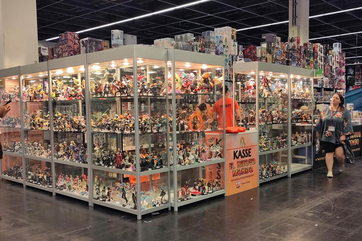 Foto von der Gamescom 23, man sieht einen Stand mit sehr vielen kleinen Figuren.