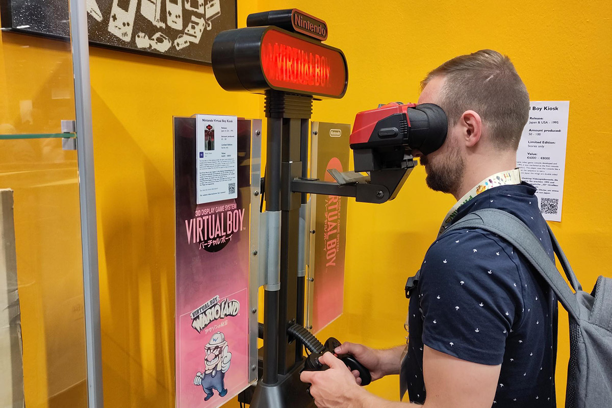 Foto von der Gamescom 23, man sieht einen Mann der die Retro-Konsole Virtual Boy ausprobiert.