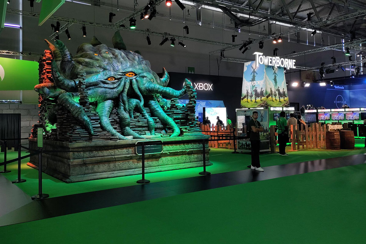 Foto von der Gamescom 23, man sieht eine große Elder-Scrolls-Online-Statue am Stand von Microsoft.