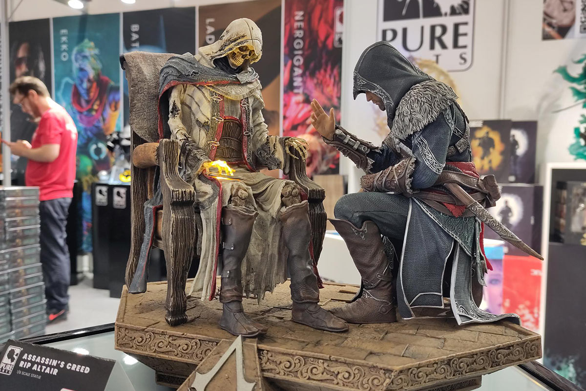 Foto von der Gamescom 23, man sieht eine aufwändige Assassin's-Creed-Figur.