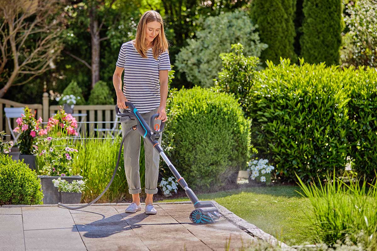 Eine Frau nutzt ein neues Produkt von Gardena.