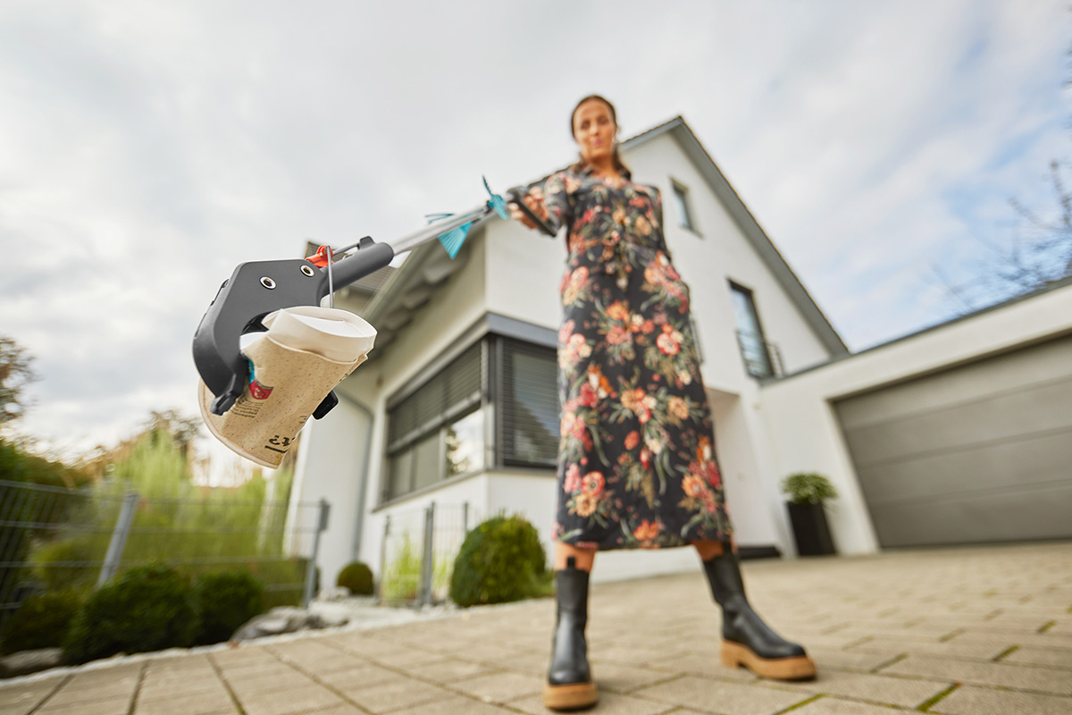 Eine Frau nutzt ein neues Produkt von Gardena.