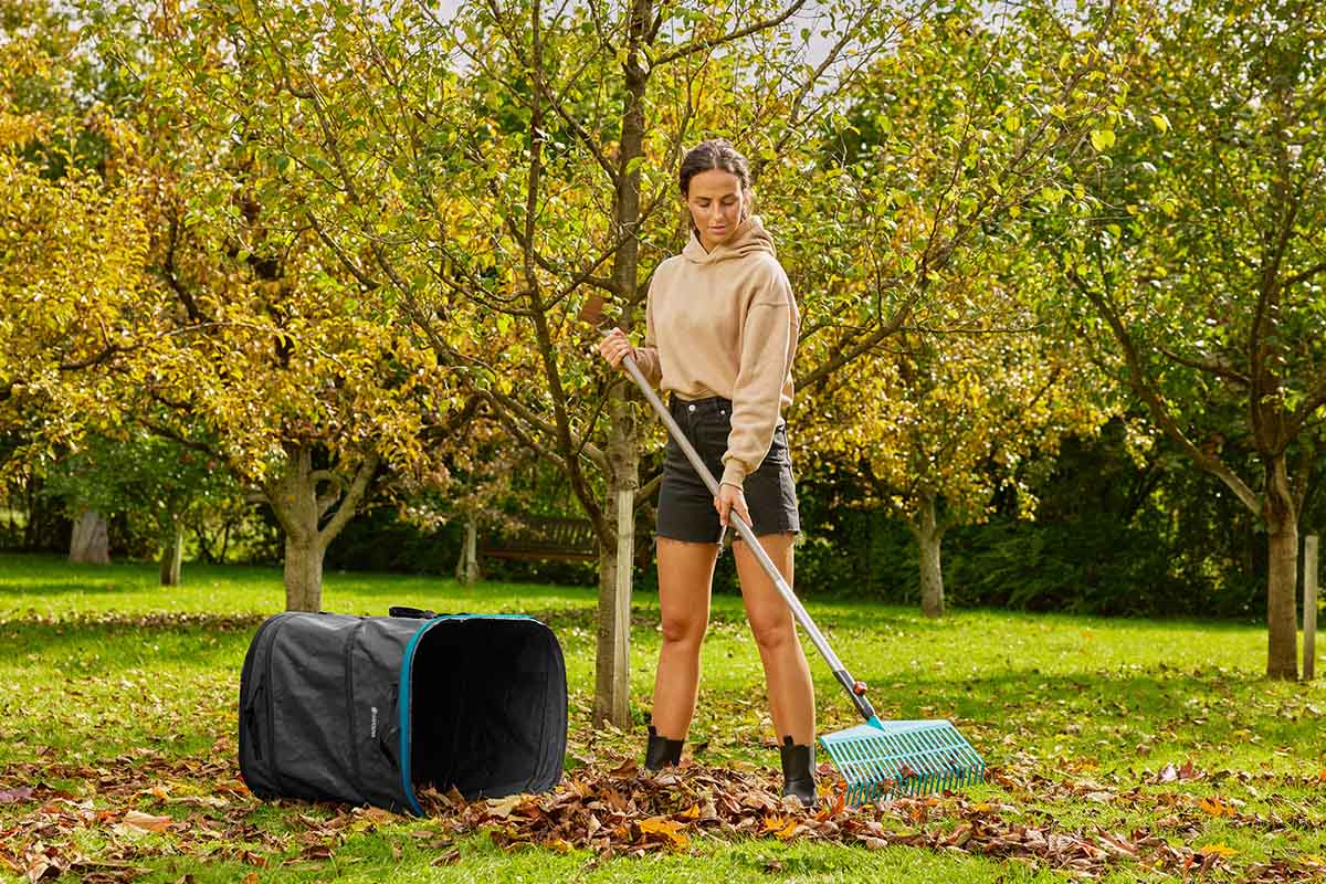 Eine Frau nutzt ein neues Produkt von Gardena.