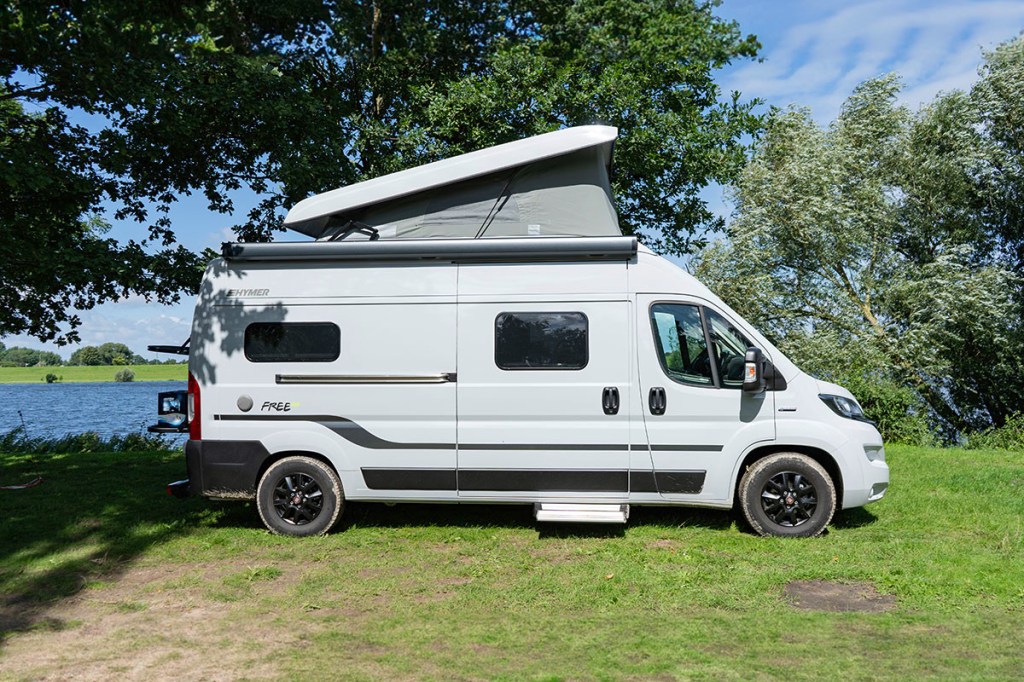 Seitliche Außenansicht des Camper Vans Hymer Free 600 mit aufgestelltem Hochdach.