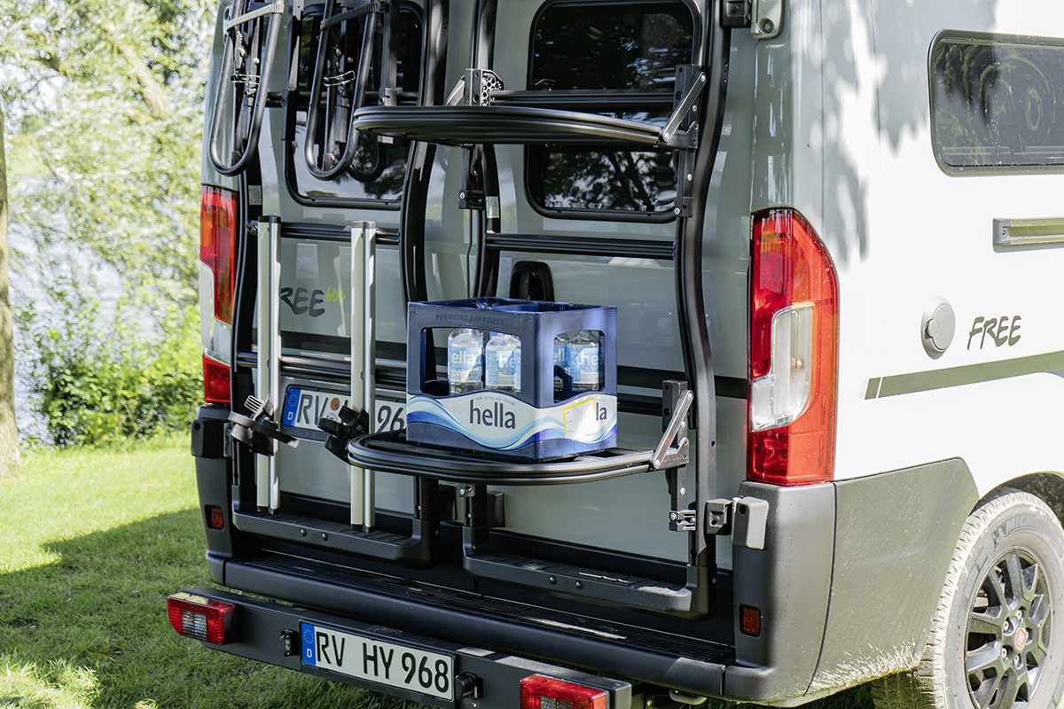 Rückansicht des Camper Vans Hymer Free 600 mit Fahrrad- und Gepäckträger.