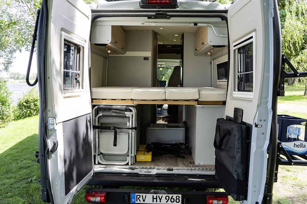 Ansicht in die geöffnete Rückseite des Camping-Kastenwagens Hymer Free 600.