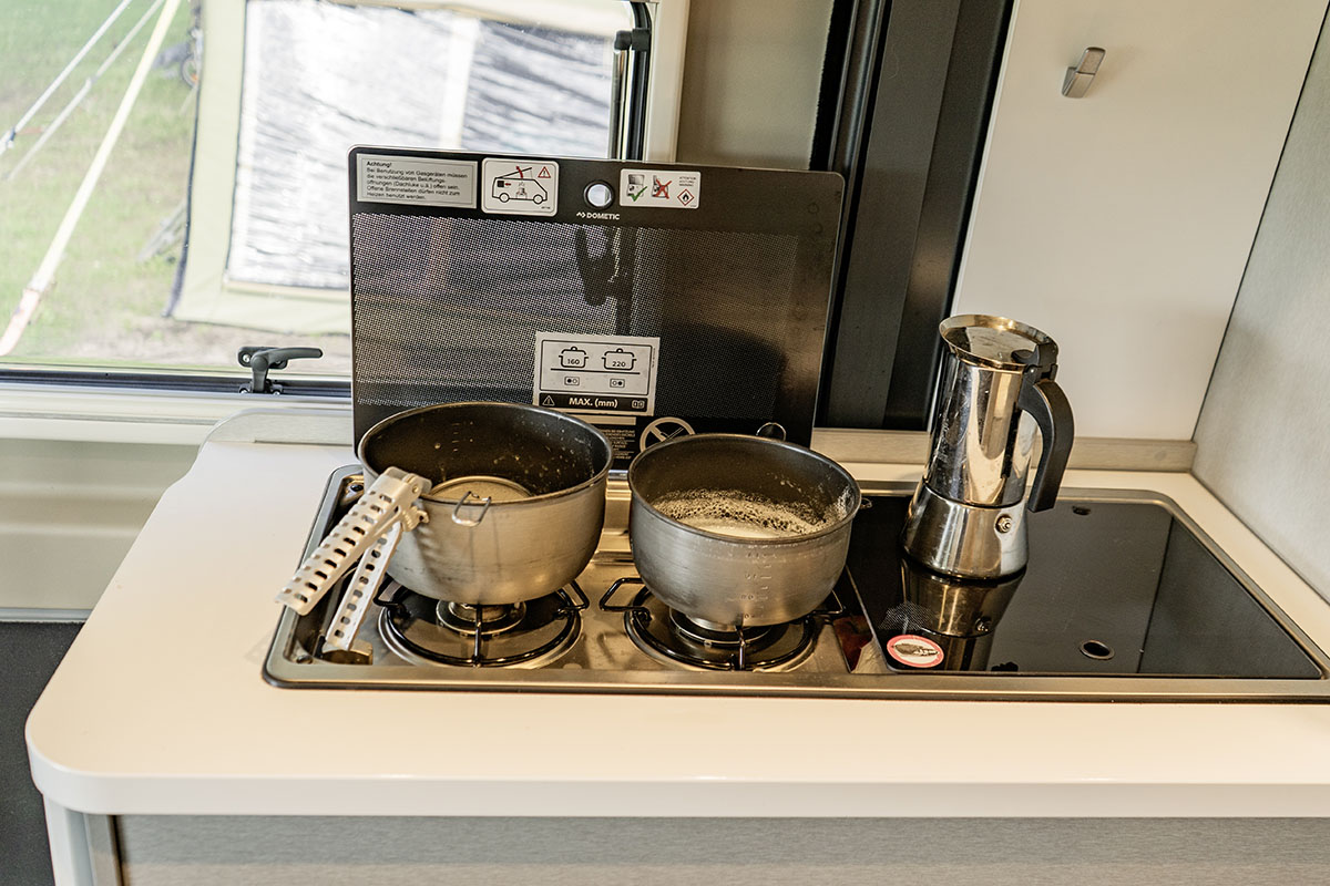 Ansicht des Kochfsldes im Camper Van Hymer Free 600 mit Kaffeekocher und zwei Töpfen.