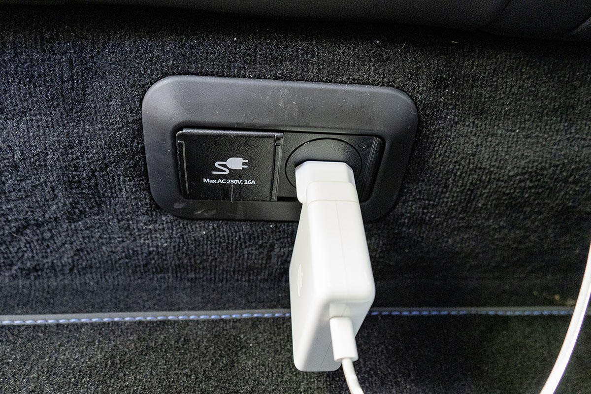 Detailaufnahme der integrierten 230-Volt-Steckdose aus dem Innenraum des Hyundai Ioniq 6