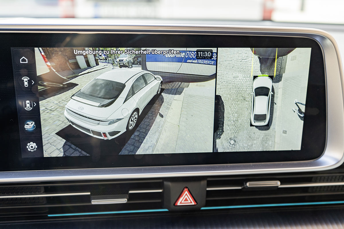 Das Infotainment-Display des E-Autos Hyundai Ioniq 6 zeigt ein Bild der Rückfahrkamera an.