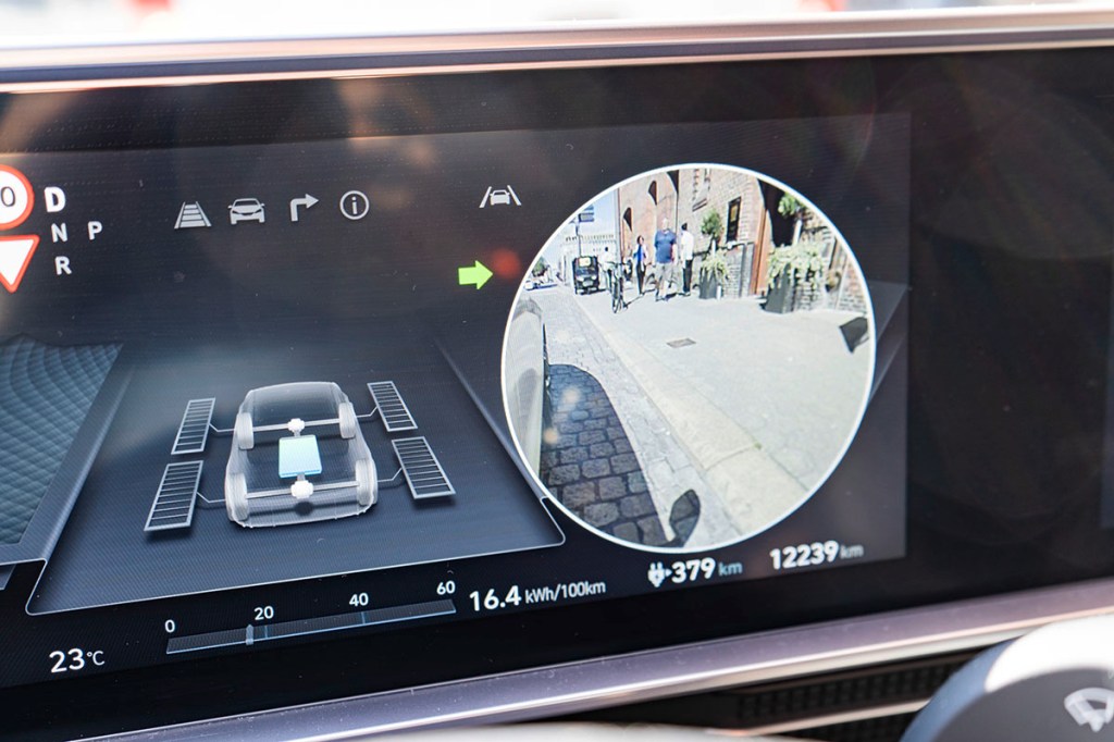 Detailbild vom Display des E-Autos Hyundai Ioniq 6 mit Anzeige des digitalen Bildes vom Toten Winkel.