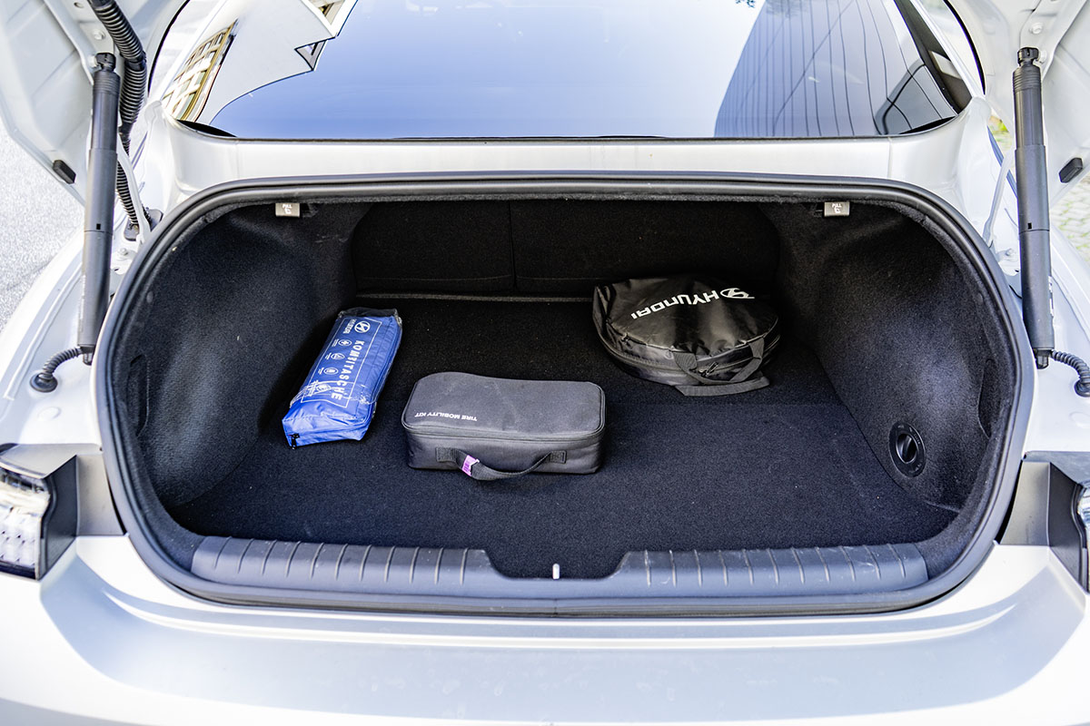 Blick in den geöffneten Kofferraum beim E-Auto Hyundai Ioniq 6.