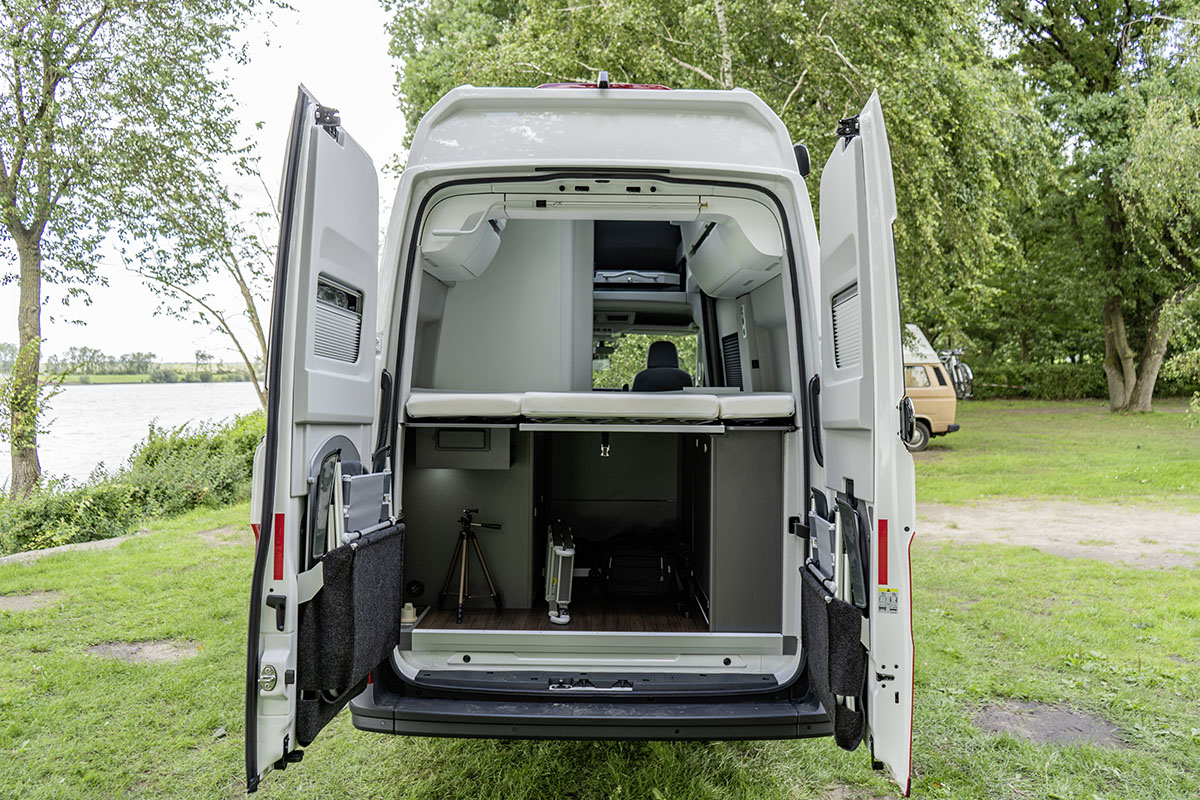 Einblick in das Heck bei geöffneten Türen beim Camping-Kastenwagen Volkswagen Grand California 600.