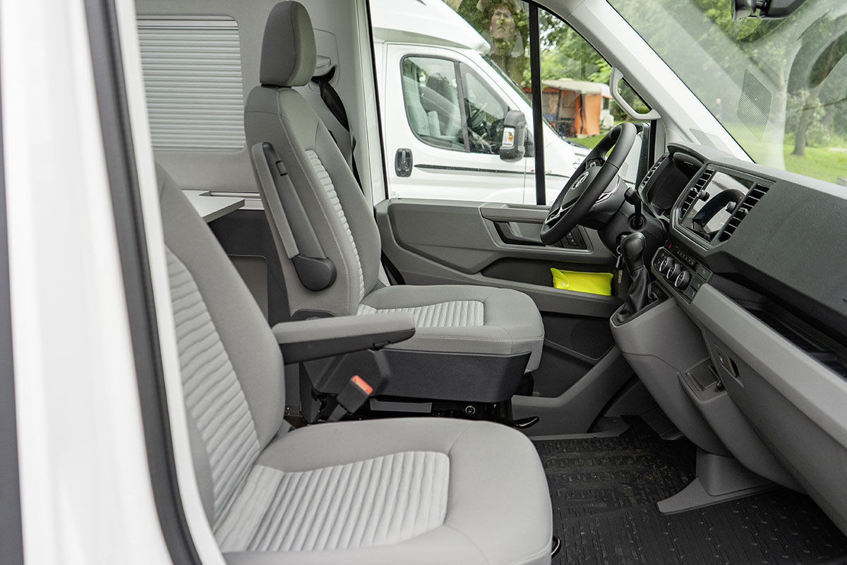 Einblick in das Cockpit beim Camping-Kastenwagen Volkswagen Grand California 600.