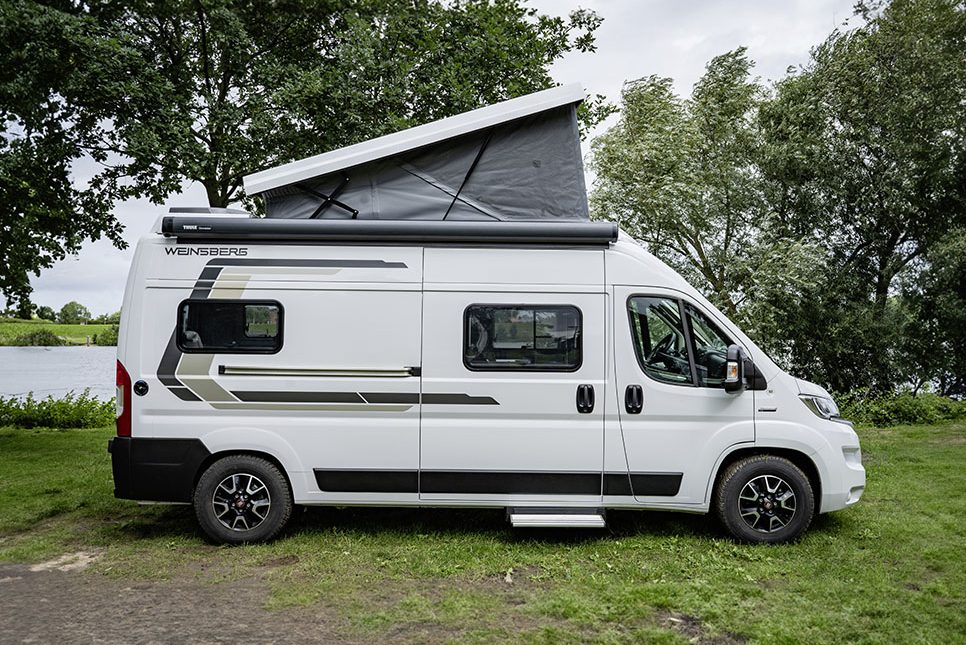 Camping-Kastenwagen Weinsberg Weinsberg CaraTour 600 ME in seitlicher Ansicht auf einem Campingplatz.